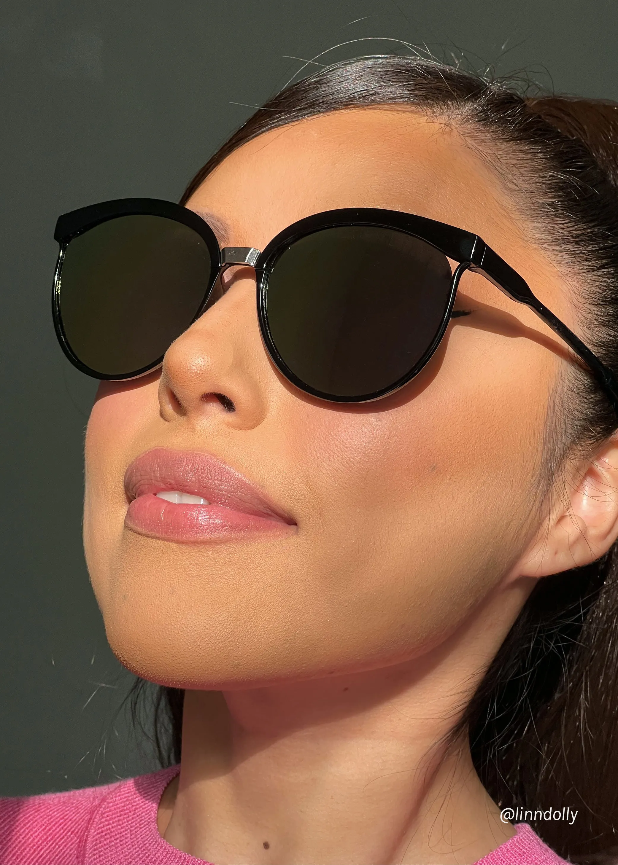 A  Oversized Circular Reflective Shades