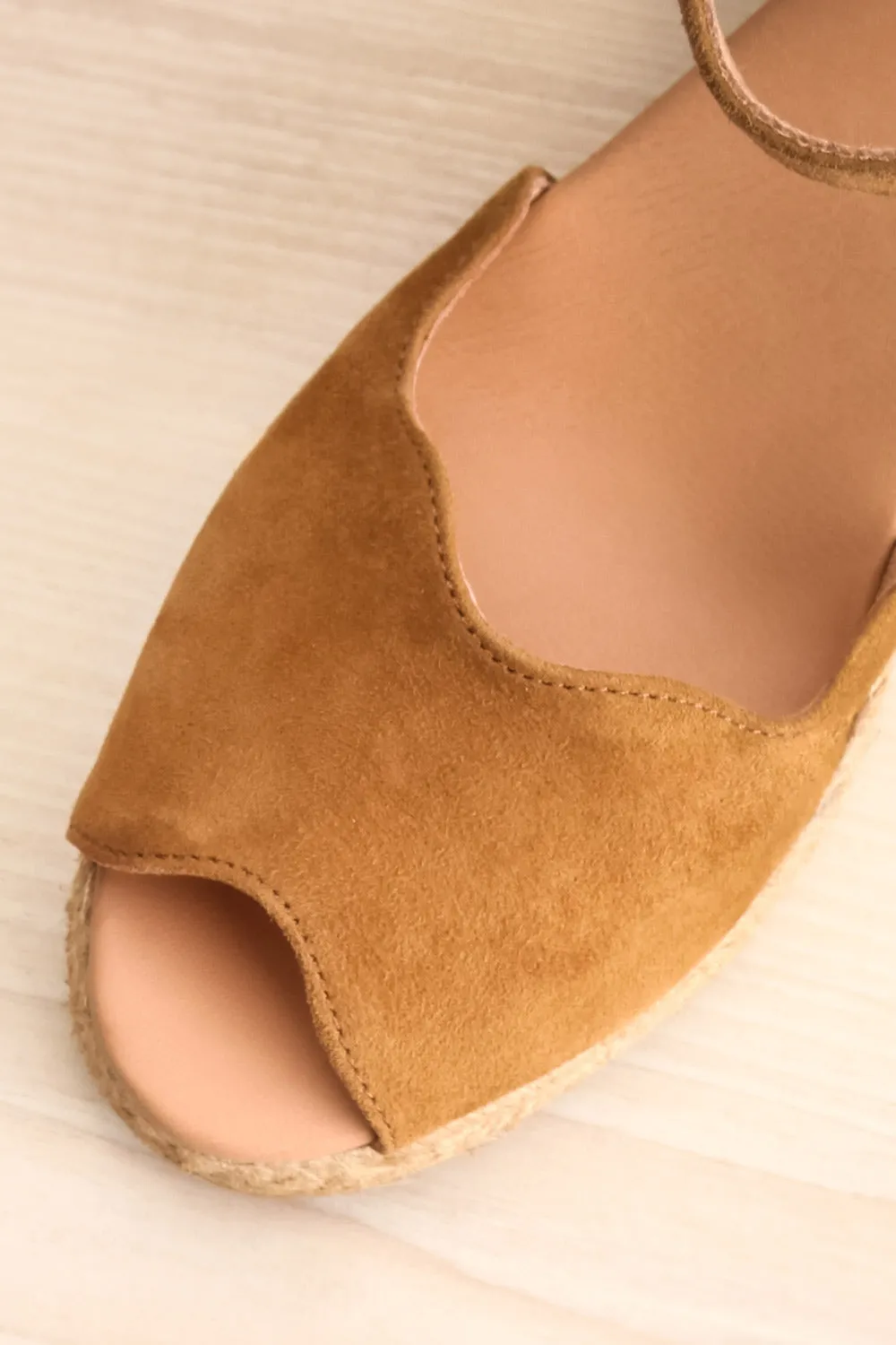 Arma Caramel | Peep Toe Sandal Wedges