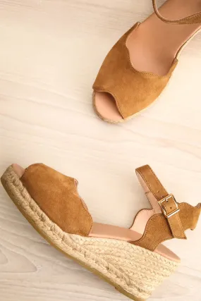 Arma Caramel | Peep Toe Sandal Wedges