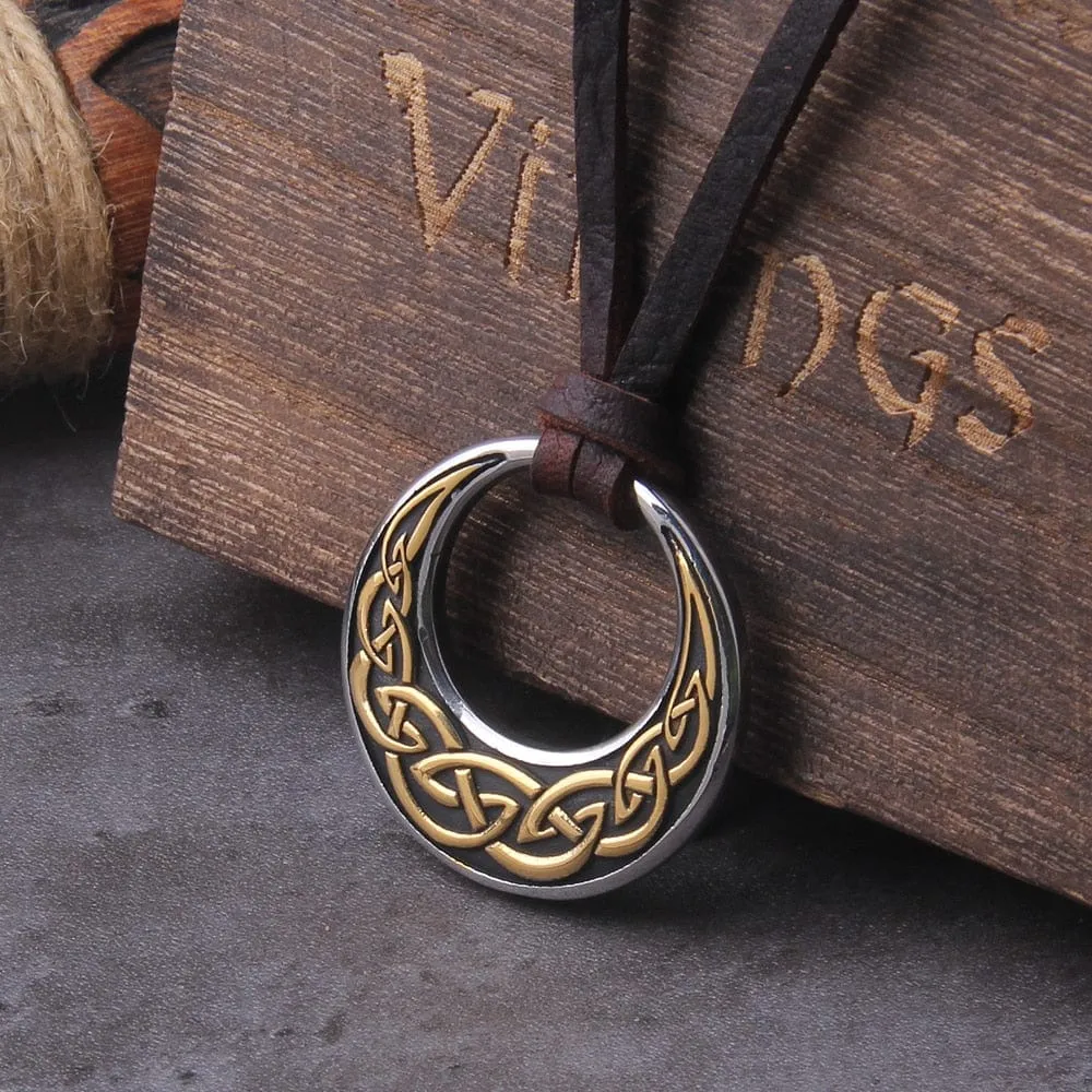 Collier Viking "Embrasse de la Lune: Pendentif Nœud Celtique"