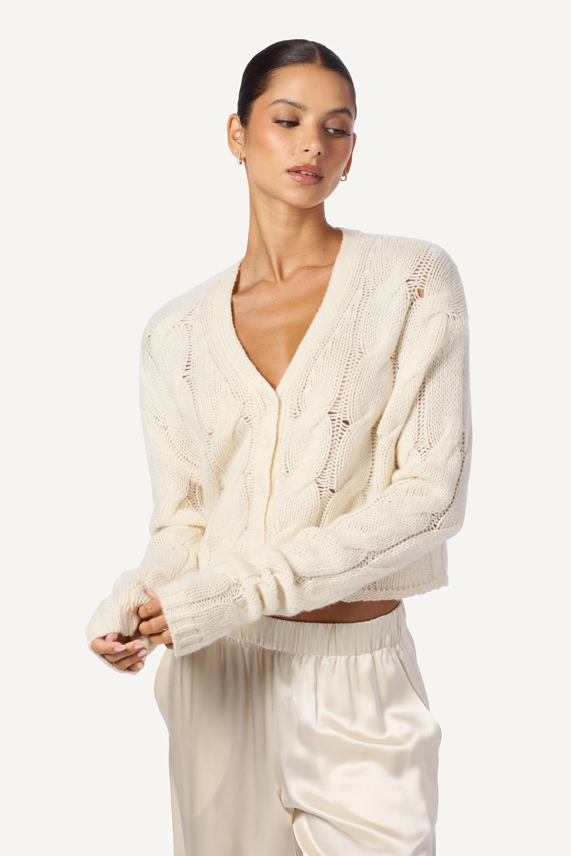 JOLIE V-NECK CROPPED CABLE CASHMERE CARDIGAN   | GARDENIA