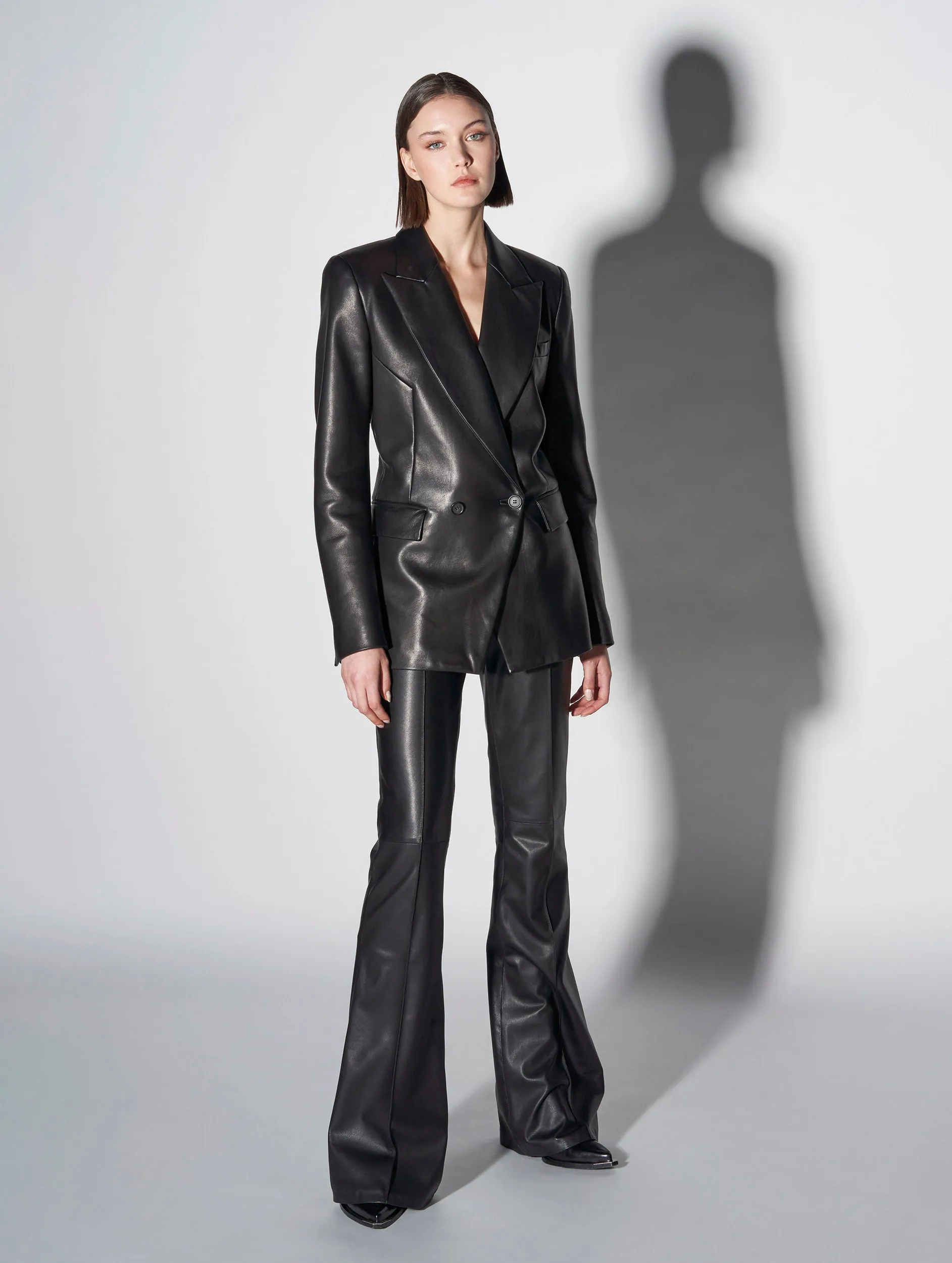 Long black plongé leather suit jacket