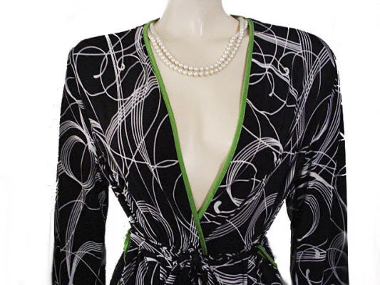 NEW - DIAMOND TEA SPRING & SUMMER SPANDEX WRAP-STYLE ROBE IN BLACK & WHITE SWIRL DESIGN WITH LUCITE GREEN TRIM