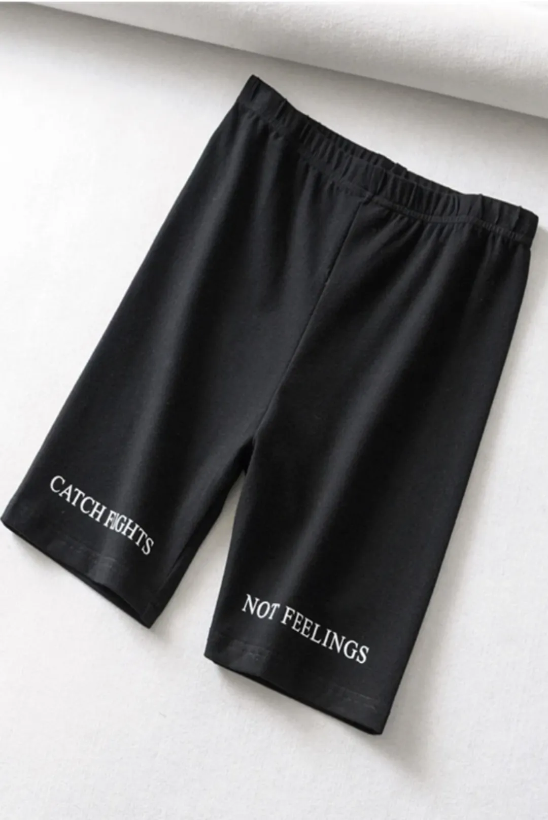 PANTALONI 'CATCH FLIGHTS NOT FEELINGS' - Colanti scurti cu mesaj