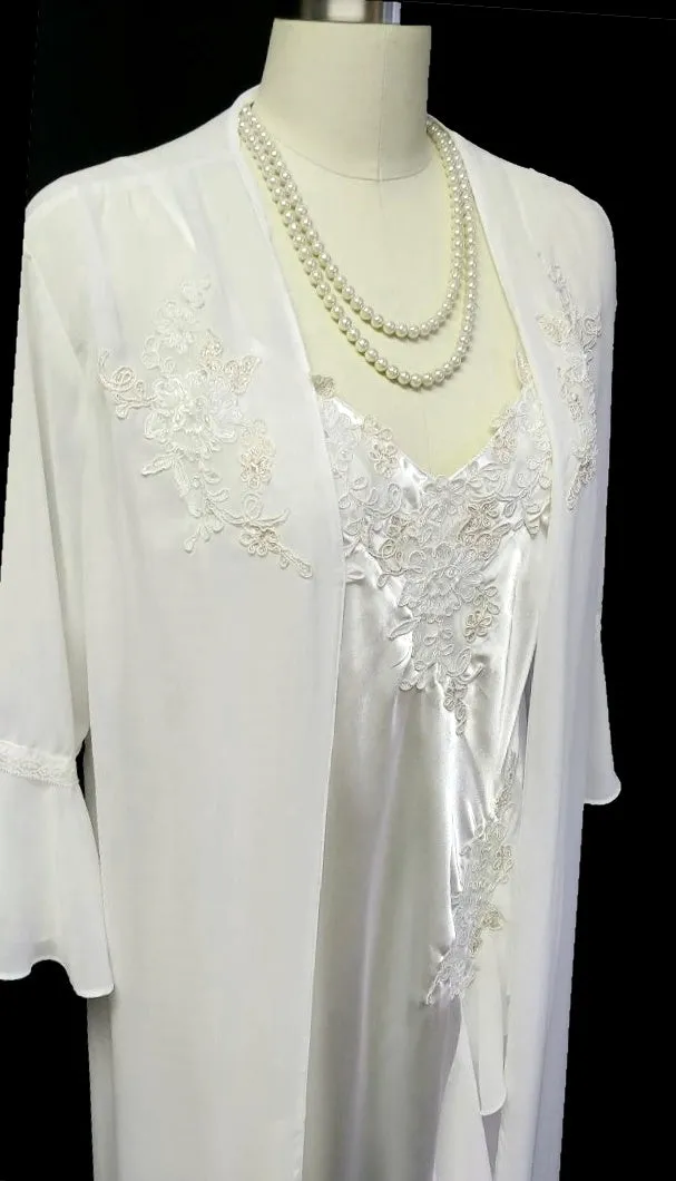 *VINTAGE GLAMOROUS BLOSSOM INTIMATES BRIDAL CHANTILLY LACE SATIN PEIGNOIR & NIGHTGOWN SET IN BRIDAL VEIL