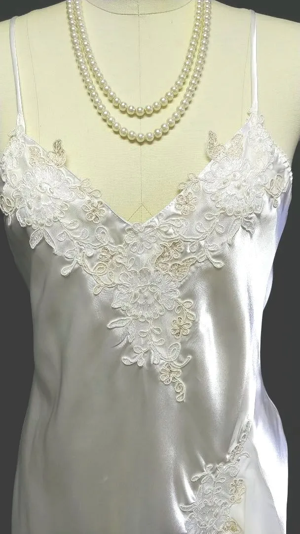 *VINTAGE GLAMOROUS BLOSSOM INTIMATES BRIDAL CHANTILLY LACE SATIN PEIGNOIR & NIGHTGOWN SET IN BRIDAL VEIL