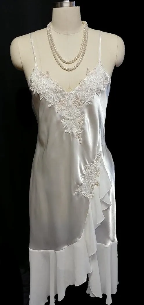 *VINTAGE GLAMOROUS BLOSSOM INTIMATES BRIDAL CHANTILLY LACE SATIN PEIGNOIR & NIGHTGOWN SET IN BRIDAL VEIL